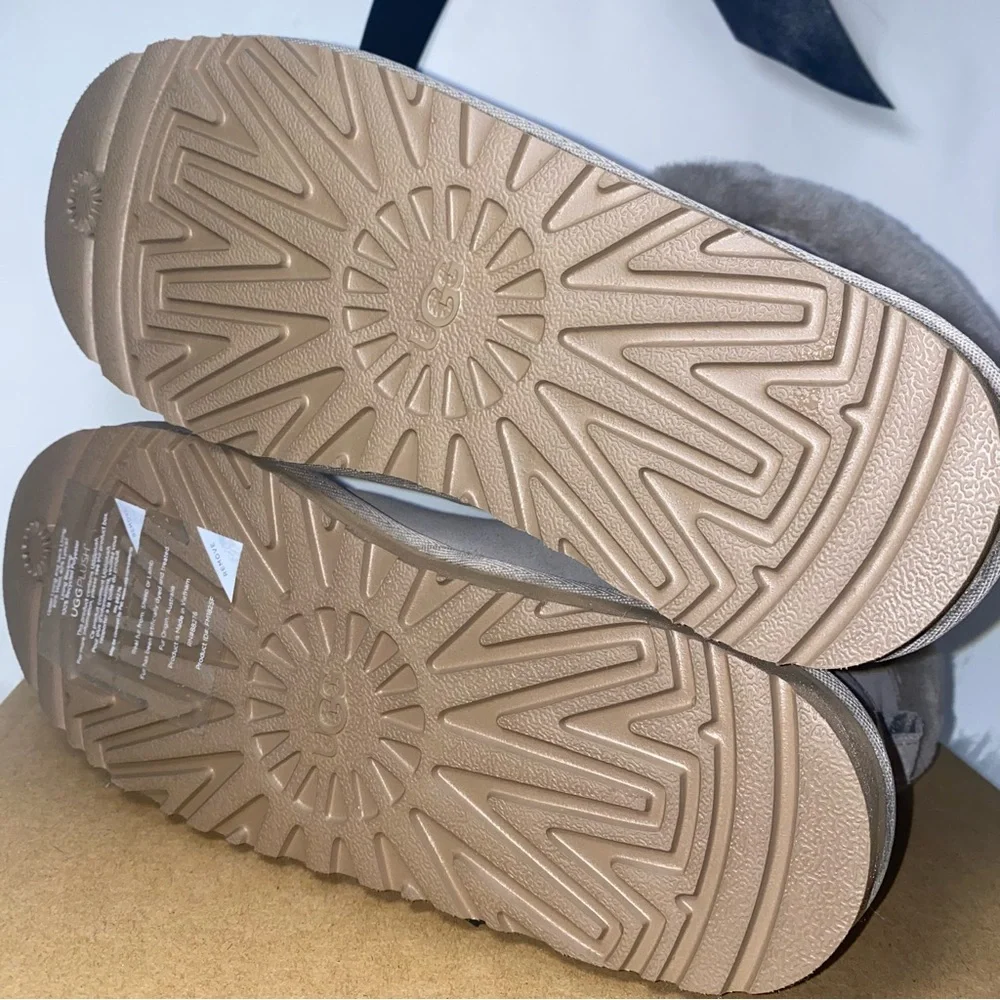UGG Kids size 5 classic mini posy in cobble gray New in original box
